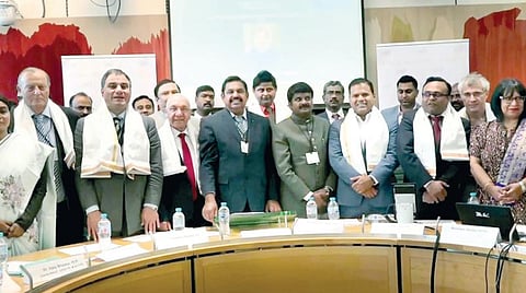 லண்டனில் உள்ள இங்கிலாந்து பாராளுமன்ற கூட்ட அரங்கில் நேற்று முன்தினம் தமிழக முதல்வர் பழனிசாமியுடன் இங்கிலாந்து பாராளுமன்ற உறுப்பினர்கள் குழு புகைப்படம் எடுத்துக் கொண்டனர். உடன், மக்கள் நல்வாழ்வு மற்றும் குடும்ப நலத்துறை அமைச்சர் சி.விஜயபாஸ்கர், துறை செயலாளர் பீலா ராஜேஷ்.