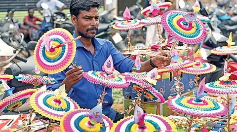 விநாயகர் சதுர்த்தி நாளை கொண்டாடப்படுவதையொட்டி, சென்னை கோயம்பேடு மார்க்கெட்டில் சிறப்பு சந்தை நேற்று தொடங்கியது. அதில் பேரிக்காய், வண்ணக்குடைகள், கரும்பு உள்ளிட்டவை விற்பனைக்காக வைக்கப்பட்டிருந்தன.படங்கள்: ம.பிரபு