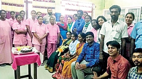 சென்னை எழும்பூர் அரசு தாய் சேய் நல மருத்துவமனையில் குழந்தை காப்பாற்றப்பட்டதை, கேக் வெட்டி கொண்டாடிய டாக்டர்கள்.