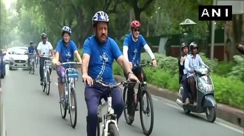 உலக சுகாதார மைய கூட்டத்துக்கு சைக்கிளில் சென்ற மத்திய அமைச்சர் ஹர்ஷ்வர்தன்
