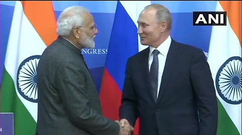 விளாதிவோஸ்டக் நகரில் நடந்த மாநாட்டுக்கு சென்ற பிரதமர் மோடியை வரவேற்ற ரஷிய அதிபர் : படம் ஏஎன்ஐ