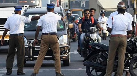 ஹெல்மெட் இல்லை, லைசென்ஸ் இல்லை, மதுபோதை: வாகன ஓட்டிக்கு ரூ.16 ஆயிரம் அபராதம் விதித்த தூத்துக்குடி நீதிமன்றம்