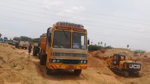 சூறையாடப்படும் புதுக்கோட்டை கோரையாறு: மணல் லாரிகளை சிறைபிடித்து பொதுமக்கள் போராட்டம்; வழக்கு தொடரப்போவதாக ஆவேசம்
