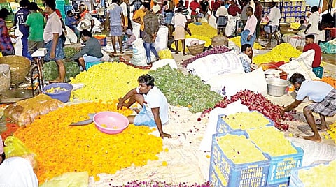 தோவாளை மலர் சந்தையில் ஓணம் பண்டிகையை முன்னிட்டு நேற்று பரபரப்பாக நடந்த மலர் வியாபாரம்.படம்: எல்.மோகன்.