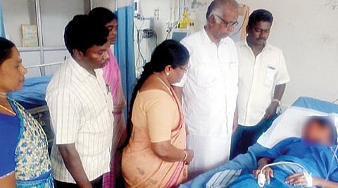 சிதம்பரம் அண்ணாமலை பல்கலைக்கழகத்தில் ஆசிட் வீசப்பட்ட மாணவியை மாதர் சங்கத்தினர் சந்தித்து ஆறுதல்