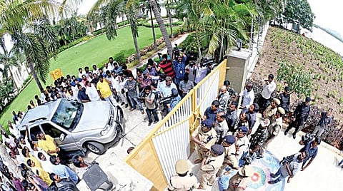 ஆந்திராவில் ஜெகன்மோகன் அரசுக்கு எதிராக போராட்டத்தில் பங்கேற்கவிருந்த சந்திரபாபு நாயுடுவுக்கு வீட்டுக்காவல்: மாநிலம் முழுவதும் தெலுங்கு தேசம் கட்சியினர் போராட்டம்