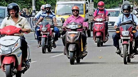 இருசக்கர வாகனத்தில் சென்ற பெண்ணிடம் ஆபாச பேச்சு: காவலர் பணியிடை நீக்கம்