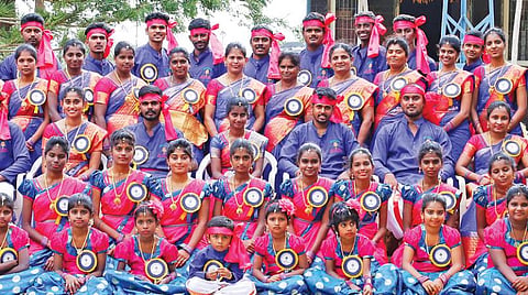 ஒயிலாட்டத்துக்கு உயிரூட்டும் குக்கிராம இளைஞர்கள்!