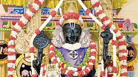 ஒரே மாதத்தில் ரூ.6 லட்சம் மதிப்பில் 1,000 பிரதிகள்; அத்திவரதர் சிறப்பு மலர் விற்பனை: இந்து சமய அறநிலையத் துறை தகவல்