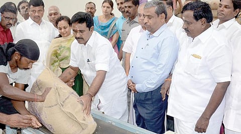 கோவை கருமத்தம்பட்டியில் உள்ள நுகர்பொருள் வாணிபக் கழக கிடங்கில் தானியங்கி சுமைதூக்கும் இயந்திரத்தின் செயல்பாட்டை அமைச்சர் ஆர்.காமராஜ் தொடங்கி வைத்தார்.