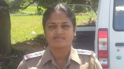 கர்ப்பிணி பெண்ணுக்கு சாலையில் பிரசவம்: அந்த நேரம் நடுங்கி போனேன்- பெண் ஆய்வாளர் பேட்டி