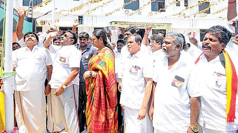 தேமுதிக தொடக்க நாளை முன்னிட்டு சென்னை கோயம்பேட்டில் உள்ள தலைமை அலுவலகத்தில் தேமுதிக தலைவர் விஜயகாந்த் நேற்று கட்சி கொடியேற்றினார். உடன், பொருளாளர் பிரேமலதா உள்ளிட்ட நிர்வாகிகள்.