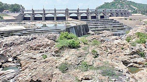 மேட்டூர் அணைக்கு நீர்வரத்து குறைந்ததை தொடர்ந்து, 16 கண் மதகு மூடப்பட்டது. இதனால், மதகின் வழியாக நீர் வெளியேறும் பகுதி நீரின்றி காணப்படுகிறது.