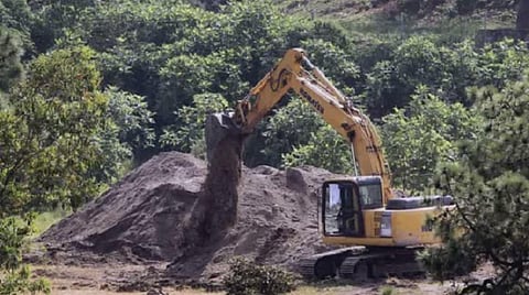 மெக்ஸிகோ கிணற்றில் இறந்த உடல்களை எடுக்கும் பணி நடைபெற்ற காட்சி.