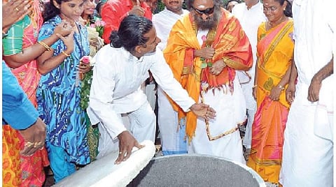 தண்ணீர் பற்றாக்குறையை போக்க மீள்நிரப்பு கிணறுகள்: வாழும் கலை அமைப்பு நிறுவனர் ஸ்ரீ ஸ்ரீ ரவிசங்கர் ஆய்வு
