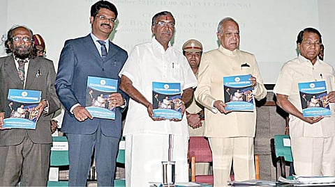 விஐடி பல்கலைக்கழகம் மற்றும் இந்திய பொருளாதார சங்கம் இணைந்து நடத்திய, ‘தமிழக பொருளாதார வளர்ச்சி பின்னணியில், இந்திய பேரியல் பொருளாதாரம்’ என்ற தலைப்பில், 3-வது தேசிய கருத்தரங்கம் நேற்று நடைபெற்றது. இதில் ஆளுநர் பன்வாரிலால் புரோஹித் பங்கேற்று விழா மலரை வெளியிட உயர் கல்வித்துறை அமைச்சர் கே.பி.அன்பழகன் பெற்றுக்கொண்டார். உடன், விஐடி நிறுவன தலைவர் ஜி.விசுவநாதன், துணைத் தலைவர் ஜி.வி.செல்வம், மனோன்மணீயம் சுந்தரனார் பல்கலை. முன்னாள் துணைவேந்தர் சண்முகசுந்தரம், தமிழ்நாடு பொருளாதார சங்க செயலாளர் ஏ.ஆர்.வீரமணி. படம்: எம்.முத்துகணேஷ்