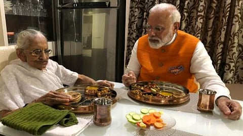 பிறந்தநாளில் தாயை சந்தித்து ஆசி பெற்றார் பிரதமர் மோடி