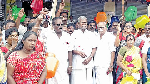 நல்லூர் ஊராட்சியில் இந்திய மாதர் தேசிய சம்மேளனம் மற்றும் பொதுமக்கள் சார்பில் நேற்று நடைபெற்ற ஆர்ப்பாட்டத்தில் இந்திய கம்யூனிஸ்ட் கட்சியின் மூத்த தலைவர் நல்லகண்ணு உள்ளிட்டோர் பங்கேற்றனர். படம்: இரா.நாகராஜன்