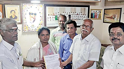 சங்கரன்கோவிலை தலைமையிடமாக கொண்டு தனி மாவட்டம் அமைப்பதற்கான காரணங்களை விளக்கி மாநில ஆதிதிராவிடர் மற்றும் பழங்குடியினர் நலத்துறை அமைச்சர் வி.எம். ராஜலெட்சுமியிடம் மனு அளித்த ஒருங்கிணைப்பு குழுவினர்.