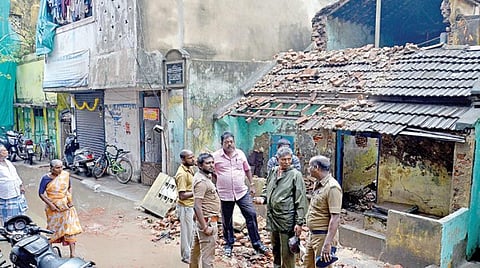 தொடர் மழையால் மண்ணடியில் இடிந்த வீடு.