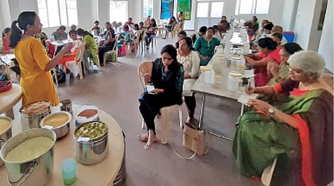 வீடுகளில் இயற்கை முறையில் சுத்தப்படுத்துதல் தொடர்பாக கோவை சிறுதுளி அலுவலகத்தில் நடைபெற்ற பயிலரங்கில் பங்கேற்றோர்.