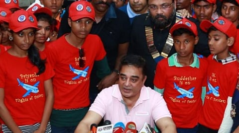 செய்தியாளர்கள் சந்திப்பின் போது கமல்ஹாசன்