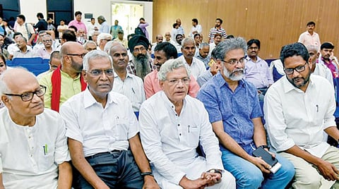 டெல்லியில் நேற்று நடைபெற்ற மாநாட்டில் மார்க்சிஸ்ட் கம்யூனிஸ்ட் கட்சியின் பொதுச் செயலர் சீதாராம் யெச்சூரி, இந்திய கம்யூனிஸ்ட் கட்சியின் தலைவர்கள் டி. ராஜா, ஜி.தேவராஜன் உள்ளிட்டோர் கலந்து கொண்டனர். படம்: பிடிஐ