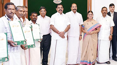 கைத்தறி நெசவாளர்களை ஊக்குவிக்கும் வகையில் சிறந்த வடிவமைப்பு மற்றும் தரத்துடன் கூடிய கைத்தறி ரகங்களை நெசவு செய்த திறன்மிகு நெசவாளர்களுக்கு முதல் பரிசாக தலா ரூ.10 ஆயிரம் ரூபாய்க்கான காசோலைகள் மற்றும் சான்றிதழ்களை சென்னை தலைமைச் செயலகத்தில் முதல்வர் எடப்பாடி பழனிசாமி நேற்று வழங்கினார். உடன் அமைச்சர்கள் தங்கமணி, சரோஜா, ஓ.எஸ்.மணியன், தலைமைச் செயலாளர் சண்முகம்.