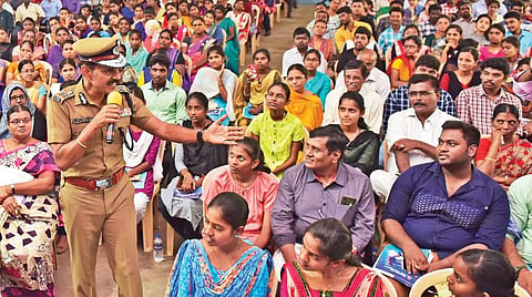 `இந்து தமிழ்' நாளிதழ் மற்றும் சங்கர் ஐஏஎஸ் அகாடமி சார்பில் சேலம் மூவேந்தர் அரங்கில் நேற்று நடைபெற்ற 'ஆளப்பிறந்தோம்' வழிகாட்டி நிகழ்ச்சியில் மாணவர்களிடையே ரயில்வே டிஜிபி சி.சைலேந்திரபாபு பேசினார். படம்: எஸ்.குரு பிரசாத்.