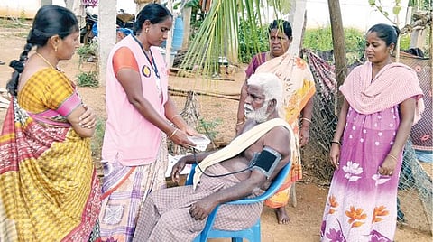 புதுக்கோட்டை அருகே வீடுதேடிச் சென்று தொற்றா நோய் பரிசோதனையில் ஈடுபடும் பணியாளர். (கோப்புப் படம்)