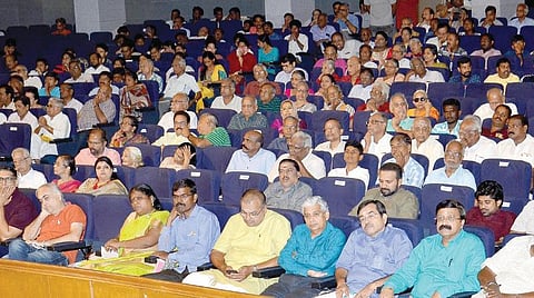 'இந்து தமிழ்' நாளிதழ், அருண் எக்செல்லோ சார்பில், முதியோர் எதிர்கொள்ளும் பிரச்சினைகளுக்கான தீர்வைத் தேடும் ‘கிளப் 50 பிளஸ்’ என்ற நிகழ்ச்சி சென்னை மியூசிக் அகாடமியில் நேற்று நடந்தது. இதில் கலந்துகொண்டவர்களில் ஒரு பகுதியினர்.