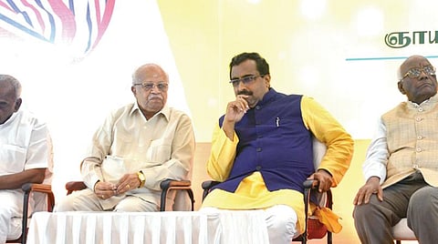 காஷ்மீர் சிறப்பு அந்தஸ்து நீக்கத்தை தொடர்ந்து, அங்கு ஏற்பட்டுள்ள மாற்றங்கள் தொடர்பாக பாஜக சார்பில் மக்கள் சந்திப்பு கூட்டம் சென்னை திருவான்மியூரில் நேற்று நடந்தது. இதில் (இடமிருந்து) முன்னாள் மத்திய அமைச்சர் பொன்.ராதாகிருஷ்ணன், நீதியரசர் டி.என்.வள்ளிநாயகம், பாஜக தேசிய பொதுச் செயலாளர் ராம் மாதவ், முன்னாள் ஐஏஎஸ் அதிகாரி வி.செல்வராஜ் ஆகியோர் கலந்துகொண்டனர்.படம்: பு.க.பிரவீன்