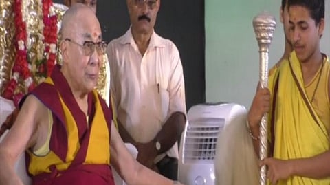 மதுரா அருகே கோகுலத்தில் அளிக்கப்பட்ட வரவேற்பில் ஏற்றுக்கொண்டு தலாய் லாமா பேசும் காட்சி | படம்: ஏஎன்ஐ.