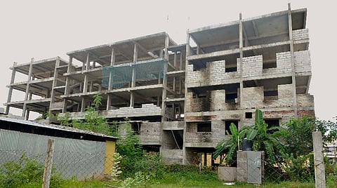 பாதியில் நிறுத்தப்பட்டிருக்கும் அடுக்குமாடி குடியிருப்புப் பணிகள்