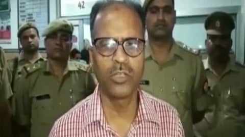 பசுக்களைக் கொன்றவரை சுட்டுப்பிடித்த சம்பவம் குறித்து உதவி காவல் கண்காணிப்பாளர் ஊடகங்களிடம் பேட்டியளிக்கிறார்.| படம்: ஏஎன்ஐ