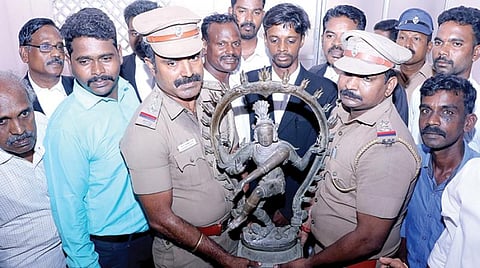 ஆஸ்திரேலியாவில் இருந்து மீட்கப்பட்ட கல்லிடைக்குறிச்சி குலசேகரமுடையான் கோயிலுக்குச் சொந்தமான ஐம்பொன் நடராஜர் சிலையை, கும்பகோணம் நீதிமன்றத்துக்கு நேற்று கொண்டுவந்த சிலை கடத்தல் தடுப்புப் பிரிவு போலீஸார்.