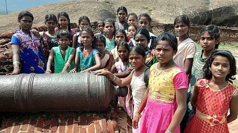 திண்டுக்கல் மலைக்கோட்டையை காணவந்த கிராமப்புற மாணவர்கள்: சொந்த செலவில் மாணவர்களை அழைத்துச்சென்ற அரசுப் பள்ளி ஆசிரியர்
