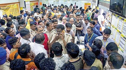 மகாராஷ்டிர மாநிலம் தானேயில் உள்ள கோல்ஷெட் பகுதி பிஎம்சி வங்கிக் கிளையில் குவிந்த டெபாசிட்தாரர்கள்.