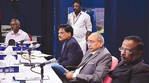 தமிழ்நாடு மின்சார ஒழுங்குமுறை ஆணையத்தில் மின்வாரியம் தாக்கல் செய்துள்ள மனு மீது, பொதுமக்களின் கருத்துக் கேட்புக் கூட்டம் சென்னையில் நேற்று நடைபெற்றது. இதில், ஆணையத்தின் தலைவர் மு.சந்திரசேகர், உறுப்பினர்கள் த.பிரபாகர ராவ், கி.வெங்கடசாமி, செயலாளர் சு.சின்னராஜலு ஆகியோர் பங்கேற்றனர். இடம்: வாணி மகால், தி.நகர். படம்: பு.க.பிரவீன்