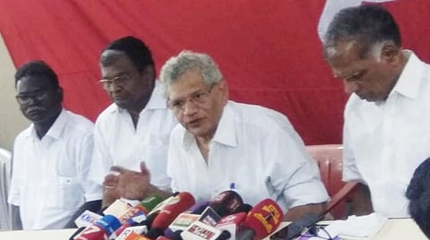 செய்தியளர்களிடம் பேசும் சீதாராம் யெச்சூரி