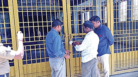 திருவாமாத்தூர் கிராமத்தில் கோயிலுக்கு சீல் வைத்த வருவாய்த் துறையினர்.