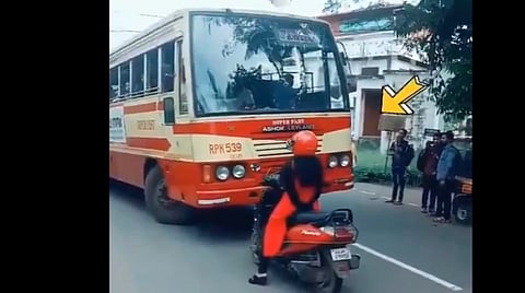 கேரளாவில் சாலை விதியை மீறி வந்த பேருந்தை வழிமறித்த பெண்: வைரலான வீடியோ