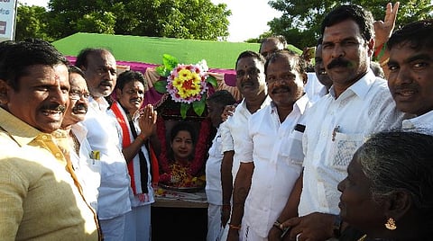 ஜெயலலிதாவின் படத்துக்கு மாலை அணிவித்து மரியாதை செய்த முத்தமிழ்செல்வன்