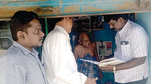 113 வயது ‘மிட்டாய் தாத்தா’வுக்கு முதியோர் உதவித்தொகை வழங்க ஏற்பாடு: வட்டாட்சியர் நேரில் விசாரித்து பரிந்துரை