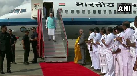 சென்னை விமான நிலையத்தில் வந்திறங்கிய பிரதமர் மோடியை வரவேற்கக் காத்திருக்கும் ஆளுநர் பன்வாரிலால் புரோஹித், முதல்வர் எடப்பாடி பழனிசாமி, துணை முதல்வர் பன்னீர்செல்வம் உள்ளிட்டோர் உள்ளனர் | படம்: ஏஎன்ஐ