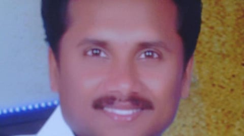 குறைந்த ஊதியத்தில் பணிபுரியும் தற்காலிக ஊழியர்களுக்கு தனது ஊதியத்திலிருந்து மாதம் ரூ. 10 ஆயிரம் தர முன் வந்த உதவிமேலாளர்