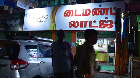 வட மாநிலத்தவர்கள் பிடிபட்ட தனியார் தங்கும் விடுதி