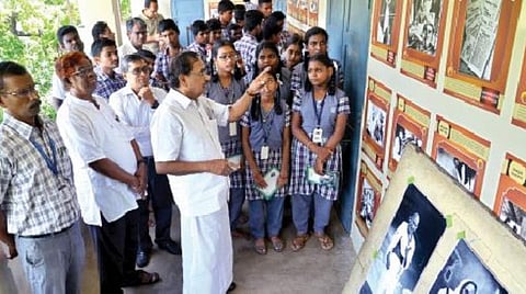 மகாத்மா காந்தியின் 150-வது ஆண்டு விழாவை முன்னிட்டு சென்னை மயிலாப்பூரில் உள்ள சாவித்ரி அம்மாள் கீழ்த்திசை மேல்நிலைப்பள்ளி வளாகத்தில் அமைக்கப்பட்டுள்ள காந்தி பற்றிய புகைப்படக் கண்காட்சியை காந்திய மக்கள் இயக்கத் தலைவர் தமிழருவி மணியன் நேற்று தொடங்கி வைத்தார். நிகழ்ச்சியில், பள்ளிக் குழு தலைவரும் ஓய்வுபெற்ற நீதிபதியுமான கே.சந்துரு, பள்ளியின் செயலர் டி.சுரேஷ், தலைமை ஆசிரியர் சி.பி.சுப்பிரமணியம் உள்ளிட்ட பலர் பங்கேற்றனர்.