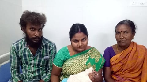 குழந்தையுடன் பெற்றோர்