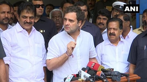 காங்கிரஸ் எம்.பி. ராகுல் காந்தி நிருபர்களுக்குப் பேட்டி அளித்த காட்சி | படம்: ஏஎன்ஐ